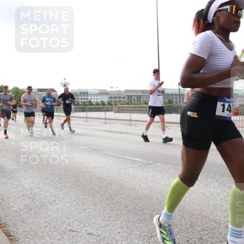 29.06.2025 - hella hamburg halbmarathon Lena Gebhardt http://msf.ph/oto/8416691 29.06.2025 10:17:49 Lombardsbrücke 97, 16555, 7413, 7566, 17269, 17270, 14, 1015, 1159, 1160, 1204, 1268, 1274, 1325, 1458, 1622, 1641, 1749, 1795, 2094, 2147, 2259, 2305, 2548, 2860, 2931, 3138, 3292, 3802, 3803, 3977, 4194, 4218, 4852, 5002, 5004, 5290, 5611, 5733, 6254, 6336, 6352, 6520, 6786, 7011, 7094, 7258, 7291, 7410, 7413, 7566, 7641, 7649, 7838, 7844, 7882, 7883, 8128, 8144, 8210, 8248, 8309, 8351, 8433, 8607, 8799, 8895, 9400, 9539, 9717, 9734, 9798, 9848, 9964, 10174, 10332, 10509 meine-sportfotos.de