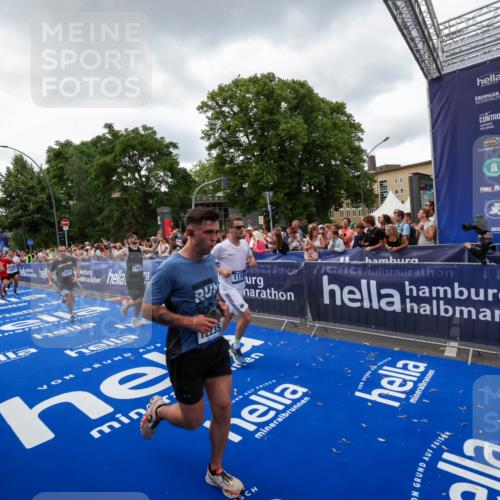 29.06.2025 - hella hamburg halbmarathon Zöllner http://msf.ph/oto/8416693 29.06.2025 10:50:19 Ziel 1119, 4933, 7930, 7932, 8921, 10371, 11607, 12235, 12949, 13609, 13690, 15620, 16000, 16242, 18499, 18811, 19040 meine-sportfotos.de