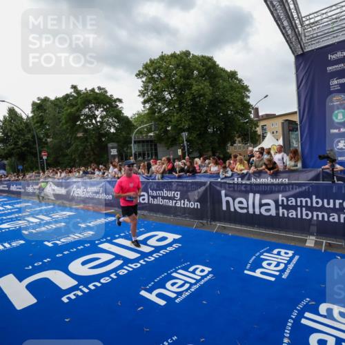 29.06.2025 - hella hamburg halbmarathon Zöllner http://msf.ph/oto/8416696 29.06.2025 10:28:01 Ziel 10106, 10485, 12189, 16377, 17488 meine-sportfotos.de