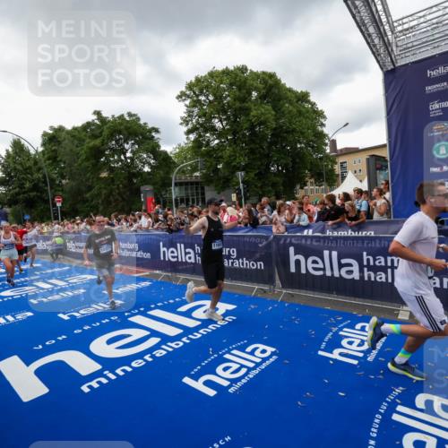 29.06.2025 - hella hamburg halbmarathon Zöllner http://msf.ph/oto/8416705 29.06.2025 10:50:19 Ziel 1119, 4933, 7930, 7932, 8921, 10371, 11607, 12235, 12949, 13609, 13690, 15620, 16000, 16242, 18499, 18811, 19040 meine-sportfotos.de