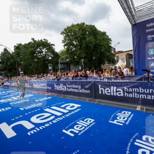 29.06.2025 - hella hamburg halbmarathon Zöllner http://msf.ph/oto/8416710 29.06.2025 10:28:04 Ziel 10106, 10485, 12189, 13383, 14757, 17488 meine-sportfotos.de