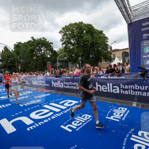 29.06.2025 - hella hamburg halbmarathon Zöllner http://msf.ph/oto/8416714 29.06.2025 10:50:20 Ziel 1119, 4933, 7930, 7932, 8921, 10371, 11607, 12949, 13609, 13690, 14034, 15620, 16000, 16242, 18499, 18811, 19040 meine-sportfotos.de