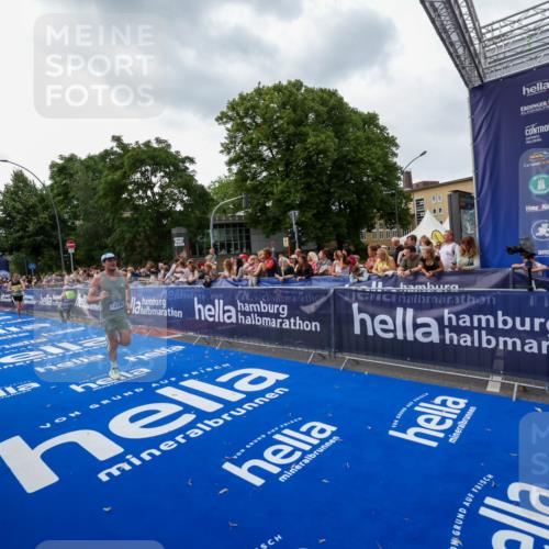 29.06.2025 - hella hamburg halbmarathon Zöllner http://msf.ph/oto/8416720 29.06.2025 10:28:04 Ziel 10106, 10485, 12189, 13383, 14757, 17488 meine-sportfotos.de