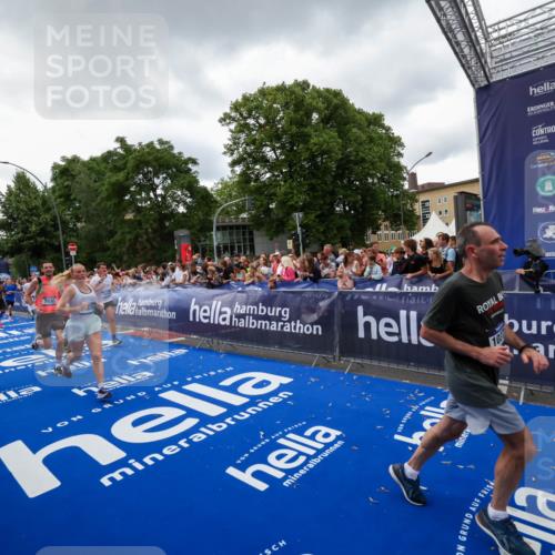 29.06.2025 - hella hamburg halbmarathon Zöllner http://msf.ph/oto/8416724 29.06.2025 10:50:21 Ziel 4933, 7930, 7932, 8921, 10371, 12949, 13609, 13690, 14034, 15620, 16000, 16242, 18499, 18811, 19040 meine-sportfotos.de