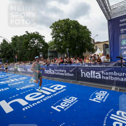 29.06.2025 - hella hamburg halbmarathon Zöllner http://msf.ph/oto/8416730 29.06.2025 10:28:04 Ziel 10106, 10485, 12189, 13383, 14757, 17488 meine-sportfotos.de