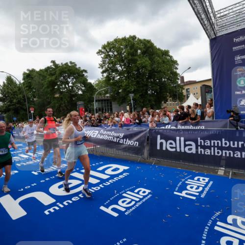 29.06.2025 - hella hamburg halbmarathon Zöllner http://msf.ph/oto/8416734 29.06.2025 10:50:21 Ziel 4933, 7930, 7932, 8921, 10371, 12949, 13609, 13690, 14034, 15620, 16000, 16242, 18499, 18811, 19040 meine-sportfotos.de