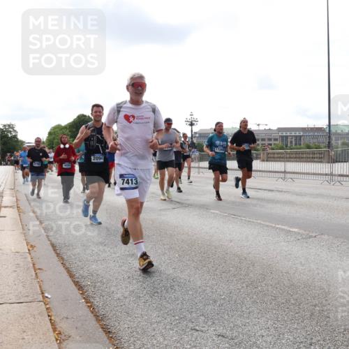 29.06.2025 - hella hamburg halbmarathon Lena Gebhardt http://msf.ph/oto/8416750 29.06.2025 10:17:50 Lombardsbrücke 9798, 16555, 2094, 7413, 17269, 1015, 1159, 1160, 1204, 1268, 1274, 1325, 1458, 1622, 1641, 1749, 1795, 2094, 2147, 2259, 2305, 2548, 2860, 2931, 3138, 3292, 3802, 3803, 3977, 4194, 4218, 4852, 5002, 5004, 5290, 5611, 5733, 6254, 6336, 6352, 6520, 6786, 7011, 7094, 7258, 7291, 7410, 7413, 7566, 7641, 7649, 7838, 7844, 7882, 7883, 8128, 8144, 8210, 8248, 8309, 8351, 8433, 8607, 8799, 8895, 9400, 9539, 9717, 9734, 9798, 9848, 9964, 10174, 10332, 10509 meine-sportfotos.de