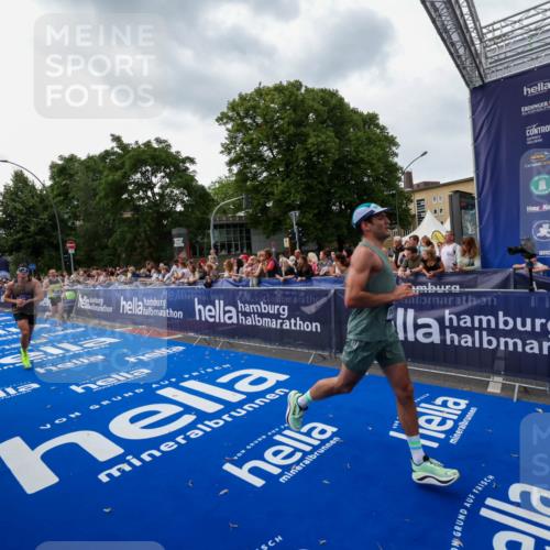 29.06.2025 - hella hamburg halbmarathon Zöllner http://msf.ph/oto/8416751 29.06.2025 10:28:05 Ziel 10106, 10485, 12189, 13383, 14757, 15883, 17488 meine-sportfotos.de