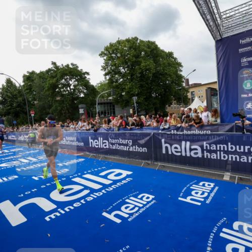 29.06.2025 - hella hamburg halbmarathon Zöllner http://msf.ph/oto/8416762 29.06.2025 10:28:06 Ziel 10106, 10485, 12189, 13383, 14757, 15883, 17488 meine-sportfotos.de