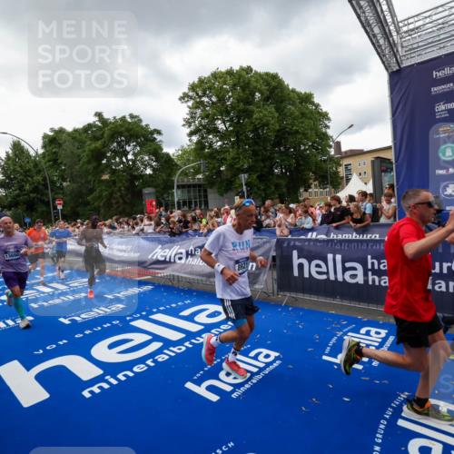 29.06.2025 - hella hamburg halbmarathon Zöllner http://msf.ph/oto/8416763 29.06.2025 10:50:23 Ziel 4247, 4933, 7930, 7932, 8899, 8921, 12035, 12949, 13609, 13690, 14034, 16000, 16242, 18499, 18811, 19040 meine-sportfotos.de