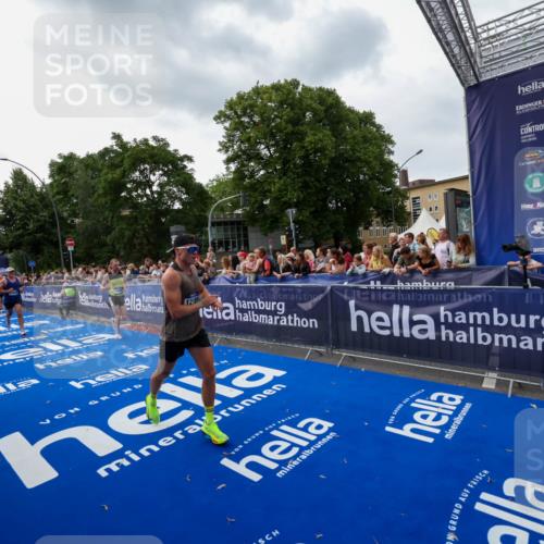 29.06.2025 - hella hamburg halbmarathon Zöllner http://msf.ph/oto/8416773 29.06.2025 10:28:06 Ziel 10106, 10485, 12189, 13383, 14757, 15883, 17488 meine-sportfotos.de