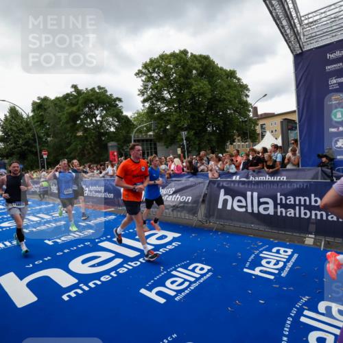 29.06.2025 - hella hamburg halbmarathon Zöllner http://msf.ph/oto/8416781 29.06.2025 10:50:25 Ziel 4247, 4933, 6795, 8899, 12035, 12949, 13609, 13690, 14034, 16000, 16242, 18394, 18499 meine-sportfotos.de