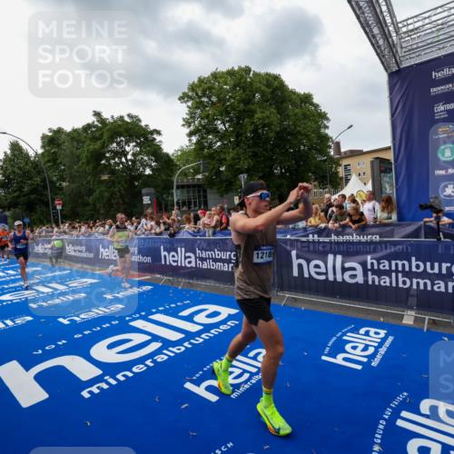29.06.2025 - hella hamburg halbmarathon Zöllner http://msf.ph/oto/8416786 29.06.2025 10:28:06 Ziel 10106, 10485, 12189, 13383, 14757, 15883, 17488 meine-sportfotos.de
