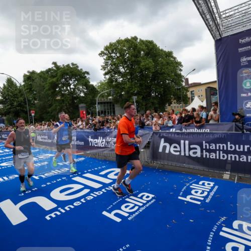 29.06.2025 - hella hamburg halbmarathon Zöllner http://msf.ph/oto/8416790 29.06.2025 10:50:25 Ziel 4247, 4933, 6795, 8899, 12035, 12949, 13609, 13690, 14034, 16000, 16242, 18394, 18499 meine-sportfotos.de