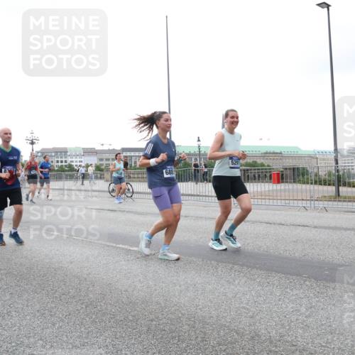 29.06.2025 - hella hamburg halbmarathon Lena Gebhardt http://msf.ph/oto/8416797 29.06.2025 10:51:51 Lombardsbrücke 16595, 83, 9, 688, 5291, 1418, 1617, 1978, 1997, 2308, 2484, 2485, 2593, 2736, 2778, 3038, 3240, 3991, 4087, 4598, 4606, 4748, 4808, 4878, 5062, 5291, 5394, 5534, 5716, 5717, 6007, 6091, 6456, 6604, 6885, 6945, 6947, 6954, 7682, 7769, 7841, 7871, 7992, 8125, 8250, 8251, 8399, 8621, 9220, 9340, 9460, 9462, 9582, 9583, 9590, 9594, 9673, 9730, 9763, 10496, 10521, 10533, 10673, 10693, 10830, 11034, 11101, 11268, 11375, 11575, 11875, 12065 meine-sportfotos.de