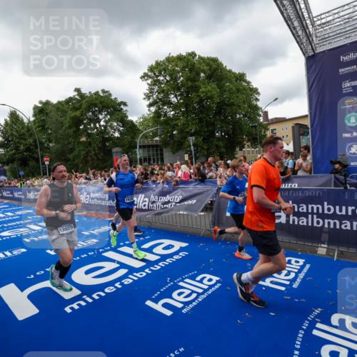 29.06.2025 - hella hamburg halbmarathon Zöllner http://msf.ph/oto/8416799 29.06.2025 10:50:25 Ziel 4247, 4933, 6795, 8899, 12035, 12949, 13609, 13690, 14034, 16000, 16242, 18394, 18499 meine-sportfotos.de