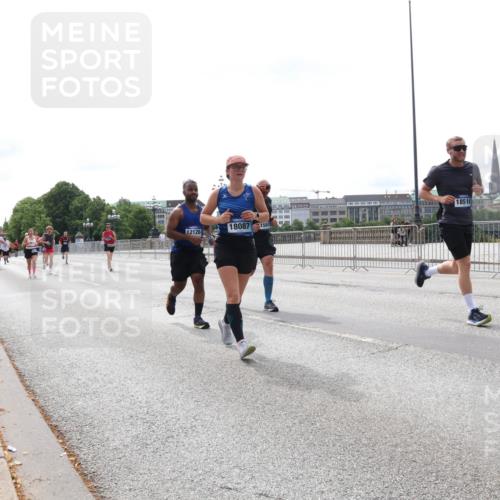 29.06.2025 - hella hamburg halbmarathon Lena Gebhardt http://msf.ph/oto/8416815 29.06.2025 10:26:44 Lombardsbrücke 12126, 18087, 1580, 18516, 1300, 1793, 1973, 2045, 2643, 4267, 4268, 4315, 4507, 4509, 4844, 5494, 6625, 6905, 7069, 7929, 8079, 8357, 8942, 9186, 10465, 11107, 11270, 11740, 12071, 12126, 13264, 13462, 14930, 15027, 15807, 15878, 16479, 16788, 17300, 17675, 17712, 18074, 18087, 18516, 18962, 18978 meine-sportfotos.de