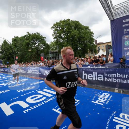 29.06.2025 - hella hamburg halbmarathon Zöllner http://msf.ph/oto/8416818 29.06.2025 10:50:28 Ziel 4127, 4247, 6795, 8899, 11455, 12035, 12624, 14034, 14626, 17319, 18394 meine-sportfotos.de