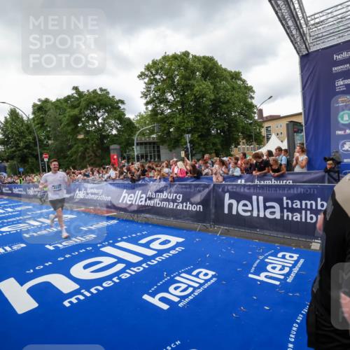 29.06.2025 - hella hamburg halbmarathon Zöllner http://msf.ph/oto/8416822 29.06.2025 10:50:29 Ziel 4127, 4247, 6795, 8153, 8899, 11455, 12035, 12624, 14034, 14626, 17319, 18394 meine-sportfotos.de
