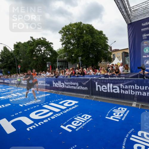 29.06.2025 - hella hamburg halbmarathon Zöllner http://msf.ph/oto/8416833 29.06.2025 10:28:09 Ziel 13383, 14757, 15883, 17488 meine-sportfotos.de