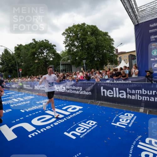 29.06.2025 - hella hamburg halbmarathon Zöllner http://msf.ph/oto/8416834 29.06.2025 10:50:29 Ziel 4127, 4247, 6795, 8153, 8899, 11455, 12035, 12624, 14034, 14626, 17319, 18394 meine-sportfotos.de