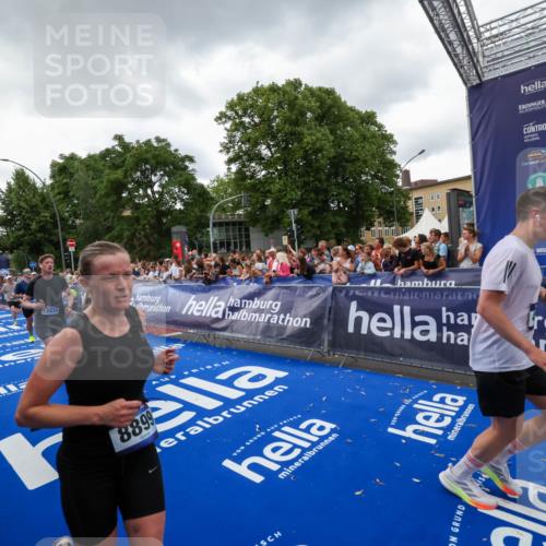 29.06.2025 - hella hamburg halbmarathon Zöllner http://msf.ph/oto/8416839 29.06.2025 10:50:30 Ziel 3414, 4127, 4247, 5447, 6795, 8153, 8899, 11455, 12035, 12624, 14626, 17319, 18394 meine-sportfotos.de