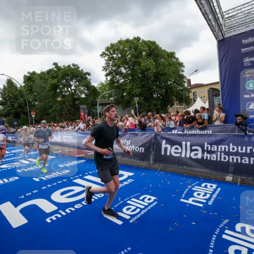 29.06.2025 - hella hamburg halbmarathon Zöllner http://msf.ph/oto/8416844 29.06.2025 10:50:31 Ziel 3414, 4127, 4247, 5447, 6795, 8153, 8899, 11455, 12035, 12624, 14626, 17319, 18394 meine-sportfotos.de
