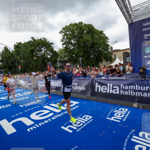 29.06.2025 - hella hamburg halbmarathon Zöllner http://msf.ph/oto/8416849 29.06.2025 10:50:32 Ziel 3414, 4127, 5447, 6282, 6795, 7397, 8153, 11455, 12035, 12624, 13812, 14626, 16806, 17247, 17319, 18394 meine-sportfotos.de