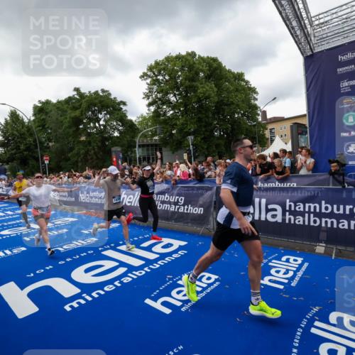 29.06.2025 - hella hamburg halbmarathon Zöllner http://msf.ph/oto/8416856 29.06.2025 10:50:33 Ziel 3414, 4127, 5447, 6282, 6795, 7397, 8153, 8576, 11214, 11455, 12624, 13812, 14626, 15803, 16806, 17179, 17247, 17319, 18394 meine-sportfotos.de