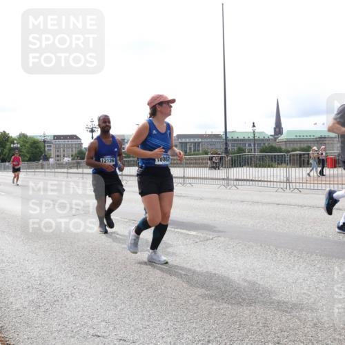 29.06.2025 - hella hamburg halbmarathon Lena Gebhardt http://msf.ph/oto/8416857 29.06.2025 10:26:45 Lombardsbrücke 12126, 18087, 1851, 1300, 1793, 1973, 2045, 2643, 4267, 4268, 4315, 4507, 4509, 4844, 5494, 6625, 6905, 7069, 7929, 8056, 8079, 8357, 8942, 9186, 10465, 11270, 11740, 12071, 12126, 13264, 13462, 14930, 15027, 15807, 15878, 16479, 16788, 17300, 17675, 17712, 18074, 18087, 18516, 18962, 18978 meine-sportfotos.de