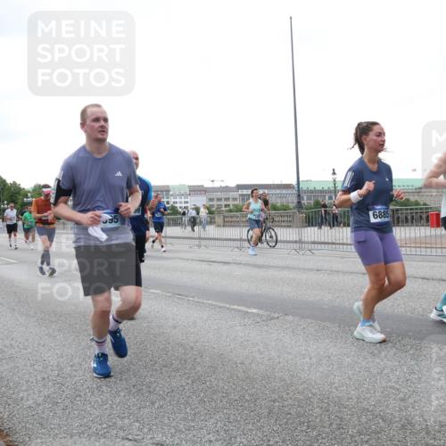 29.06.2025 - hella hamburg halbmarathon Lena Gebhardt http://msf.ph/oto/8416859 29.06.2025 10:51:51 Lombardsbrücke 595, 39, 6885, 5291, 1418, 1617, 1978, 1997, 2308, 2484, 2485, 2593, 2736, 2778, 3038, 3240, 3991, 4087, 4598, 4606, 4748, 4808, 4878, 5062, 5291, 5394, 5534, 5716, 5717, 6007, 6091, 6456, 6604, 6885, 6945, 6947, 6954, 7682, 7769, 7841, 7871, 7992, 8125, 8250, 8251, 8399, 8621, 9220, 9340, 9460, 9462, 9582, 9583, 9590, 9594, 9673, 9730, 9763, 10496, 10521, 10533, 10673, 10693, 10830, 11034, 11101, 11268, 11375, 11575, 11875, 12065 meine-sportfotos.de