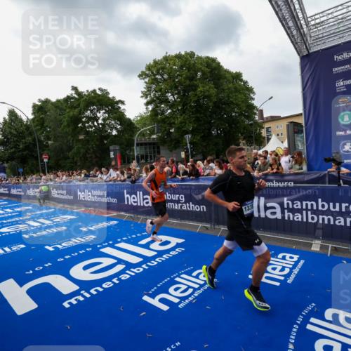 29.06.2025 - hella hamburg halbmarathon Zöllner http://msf.ph/oto/8416860 29.06.2025 10:28:10 Ziel 13383, 14757, 15883 meine-sportfotos.de