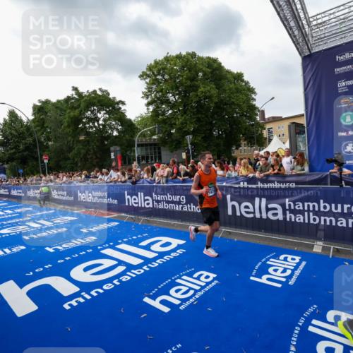 29.06.2025 - hella hamburg halbmarathon Zöllner http://msf.ph/oto/8416867 29.06.2025 10:28:11 Ziel 13383, 14757, 15883 meine-sportfotos.de