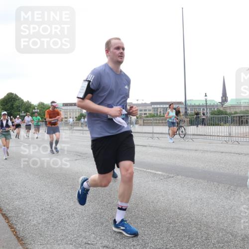 29.06.2025 - hella hamburg halbmarathon Lena Gebhardt http://msf.ph/oto/8416880 29.06.2025 10:51:52 Lombardsbrücke 688, 1418, 1978, 1997, 2308, 2484, 2485, 2593, 2736, 2778, 3038, 3240, 3991, 4087, 4273, 4598, 4606, 4748, 4808, 4878, 5062, 5291, 5394, 5534, 5716, 5717, 6007, 6091, 6456, 6604, 6885, 6945, 6947, 6954, 7682, 7769, 7841, 7871, 7992, 8125, 8250, 8251, 8399, 8621, 9220, 9340, 9460, 9462, 9582, 9583, 9590, 9594, 9673, 9730, 9763, 10496, 10521, 10533, 10673, 10693, 10830, 11101, 11268, 11375, 11575, 11875, 12065 meine-sportfotos.de