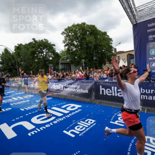 29.06.2025 - hella hamburg halbmarathon Zöllner http://msf.ph/oto/8416890 29.06.2025 10:50:34 Ziel 1750, 3414, 4127, 5447, 6282, 7397, 8153, 8576, 11214, 11455, 12624, 13812, 14626, 15803, 16806, 17179, 17247, 17319, 18006, 18394 meine-sportfotos.de