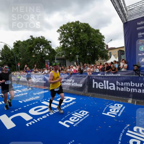 29.06.2025 - hella hamburg halbmarathon Zöllner http://msf.ph/oto/8416894 29.06.2025 10:50:35 Ziel 1750, 3414, 4127, 5447, 6282, 7397, 8153, 8576, 11214, 11455, 12624, 13812, 14626, 15803, 16806, 17179, 17247, 17319, 18006 meine-sportfotos.de