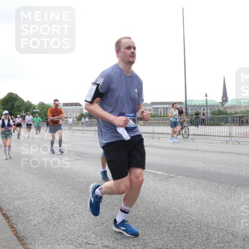 29.06.2025 - hella hamburg halbmarathon Lena Gebhardt http://msf.ph/oto/8416899 29.06.2025 10:51:52 Lombardsbrücke 991, 688, 1418, 1978, 1997, 2308, 2484, 2485, 2593, 2736, 2778, 3038, 3240, 3991, 4087, 4273, 4598, 4606, 4748, 4808, 4878, 5062, 5291, 5394, 5534, 5716, 5717, 6007, 6091, 6456, 6604, 6885, 6945, 6947, 6954, 7682, 7769, 7841, 7871, 7992, 8125, 8250, 8251, 8399, 8621, 9220, 9340, 9460, 9462, 9582, 9583, 9590, 9594, 9673, 9730, 9763, 10496, 10521, 10533, 10673, 10693, 10830, 11101, 11268, 11375, 11575, 11875, 12065 meine-sportfotos.de