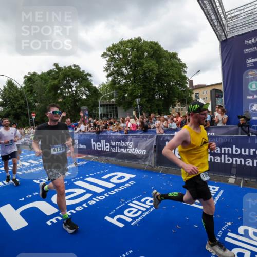 29.06.2025 - hella hamburg halbmarathon Zöllner http://msf.ph/oto/8416904 29.06.2025 10:50:35 Ziel 1750, 3414, 4127, 5447, 6282, 7397, 8153, 8576, 11214, 11455, 12624, 13812, 14626, 15803, 16806, 17179, 17247, 17319, 18006 meine-sportfotos.de