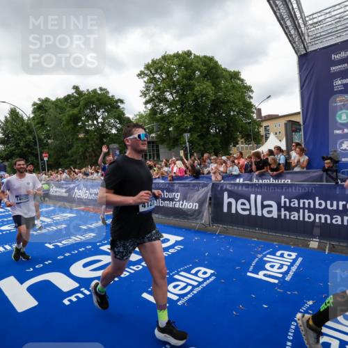 29.06.2025 - hella hamburg halbmarathon Zöllner http://msf.ph/oto/8416910 29.06.2025 10:50:35 Ziel 1750, 3414, 4127, 5447, 6282, 7397, 8153, 8576, 11214, 11455, 12624, 13812, 14626, 15803, 16806, 17179, 17247, 17319, 18006 meine-sportfotos.de