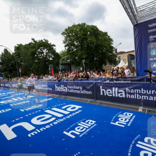 29.06.2025 - hella hamburg halbmarathon Zöllner http://msf.ph/oto/8416912 29.06.2025 10:28:13 Ziel 15883 meine-sportfotos.de