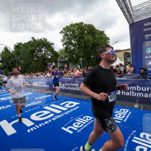 29.06.2025 - hella hamburg halbmarathon Zöllner http://msf.ph/oto/8416915 29.06.2025 10:50:36 Ziel 1399, 1750, 3414, 4127, 4346, 5447, 6282, 7397, 7786, 8153, 8576, 9057, 11214, 11455, 13812, 14626, 15519, 15803, 16806, 17179, 17247, 17319, 18006 meine-sportfotos.de