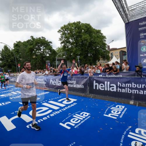 29.06.2025 - hella hamburg halbmarathon Zöllner http://msf.ph/oto/8416921 29.06.2025 10:50:36 Ziel 1399, 1750, 3414, 4127, 4346, 5447, 6282, 7397, 7786, 8153, 8576, 9057, 11214, 11455, 13812, 14626, 15519, 15803, 16806, 17179, 17247, 17319, 18006 meine-sportfotos.de
