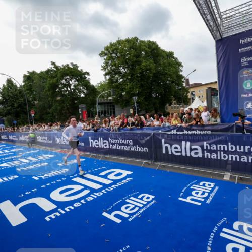 29.06.2025 - hella hamburg halbmarathon Zöllner http://msf.ph/oto/8416922 29.06.2025 10:28:13 Ziel 15883 meine-sportfotos.de