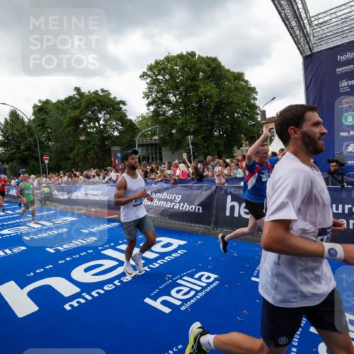 29.06.2025 - hella hamburg halbmarathon Zöllner http://msf.ph/oto/8416928 29.06.2025 10:50:37 Ziel 1399, 1750, 3414, 4346, 5447, 6282, 6662, 7397, 7786, 8153, 8576, 9057, 11214, 13808, 13812, 13875, 14626, 15519, 15803, 16806, 17179, 17247, 17319, 18006 meine-sportfotos.de