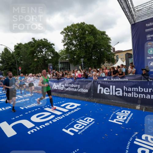29.06.2025 - hella hamburg halbmarathon Zöllner http://msf.ph/oto/8416936 29.06.2025 10:50:38 Ziel 1399, 1750, 3414, 4346, 5447, 6282, 6662, 7397, 7583, 7786, 8153, 8576, 9057, 11214, 13808, 13812, 13875, 15519, 15803, 16291, 16806, 17179, 17247, 18006, 18413 meine-sportfotos.de