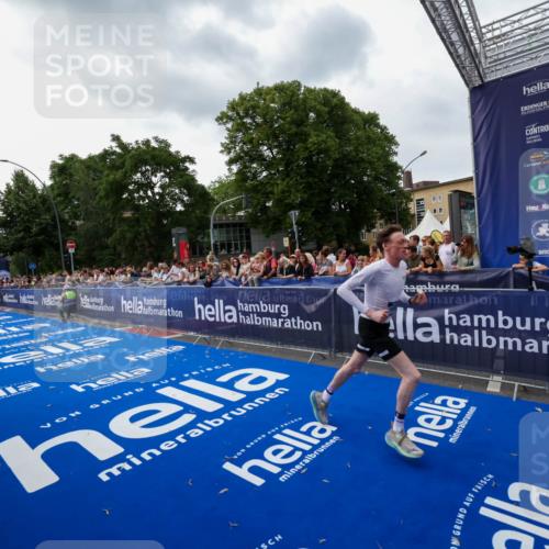 29.06.2025 - hella hamburg halbmarathon Zöllner http://msf.ph/oto/8416943 29.06.2025 10:28:14 Ziel 7389, 15883 meine-sportfotos.de