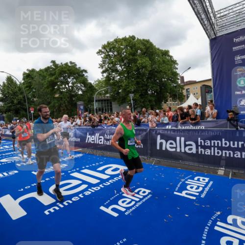 29.06.2025 - hella hamburg halbmarathon Zöllner http://msf.ph/oto/8416949 29.06.2025 10:50:38 Ziel 1399, 1750, 3414, 4346, 5447, 6282, 6662, 7397, 7583, 7786, 8153, 8576, 9057, 11214, 13808, 13812, 13875, 15519, 15803, 16291, 16806, 17179, 17247, 18006, 18413 meine-sportfotos.de
