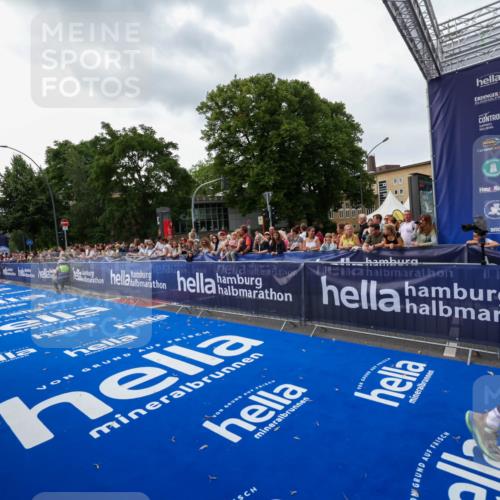 29.06.2025 - hella hamburg halbmarathon Zöllner http://msf.ph/oto/8416951 29.06.2025 10:28:14 Ziel 7389, 15883 meine-sportfotos.de