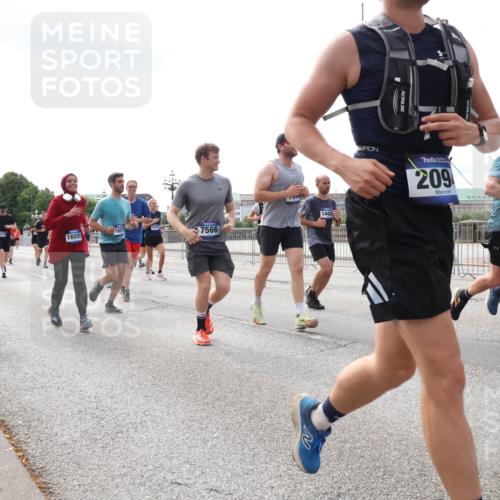 29.06.2025 - hella hamburg halbmarathon Lena Gebhardt http://msf.ph/oto/8416953 29.06.2025 10:17:52 Lombardsbrücke 209, 172, 9798, 1655, 1657, 14420, 7566, 1015, 1159, 1160, 1204, 1268, 1274, 1325, 1458, 1554, 1622, 1641, 1749, 1795, 1982, 2094, 2147, 2259, 2305, 2548, 2931, 3138, 3292, 3802, 3803, 3977, 4194, 4218, 4852, 5002, 5004, 5290, 5611, 5733, 6254, 6270, 6336, 6352, 6520, 6786, 7011, 7094, 7258, 7291, 7413, 7566, 7641, 7649, 7838, 7844, 7882, 7883, 8128, 8144, 8248, 8309, 8351, 8607, 8799, 8895, 9400, 9539, 9717, 9734, 9798, 9844, 9848, 9964, 10174, 10332, 10509 meine-sportfotos.de