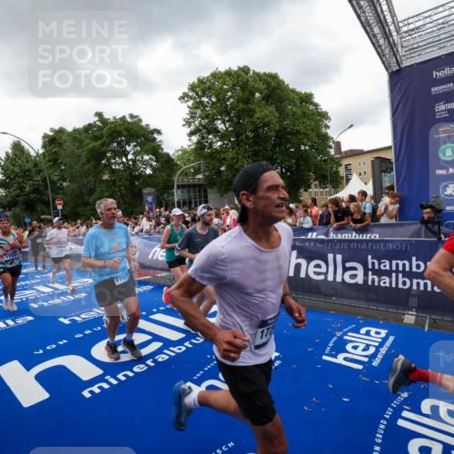 29.06.2025 - hella hamburg halbmarathon Zöllner http://msf.ph/oto/8416977 29.06.2025 10:50:41 Ziel 1399, 1750, 4346, 6282, 6662, 6712, 7134, 7397, 7583, 7786, 7952, 8576, 9057, 11214, 11356, 13701, 13808, 13812, 13875, 15519, 15803, 16291, 16806, 17179, 17247, 18006, 18413, 18820 meine-sportfotos.de